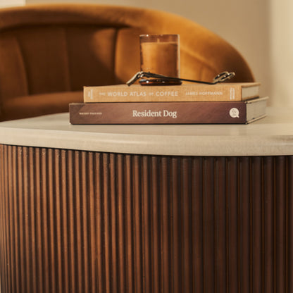 Cove - Table basse irrégulière nervurée en bois foncé