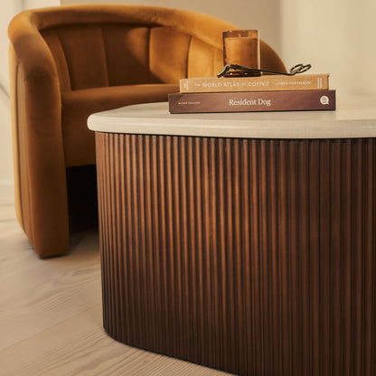 Cove - Table basse irrégulière nervurée en bois foncé