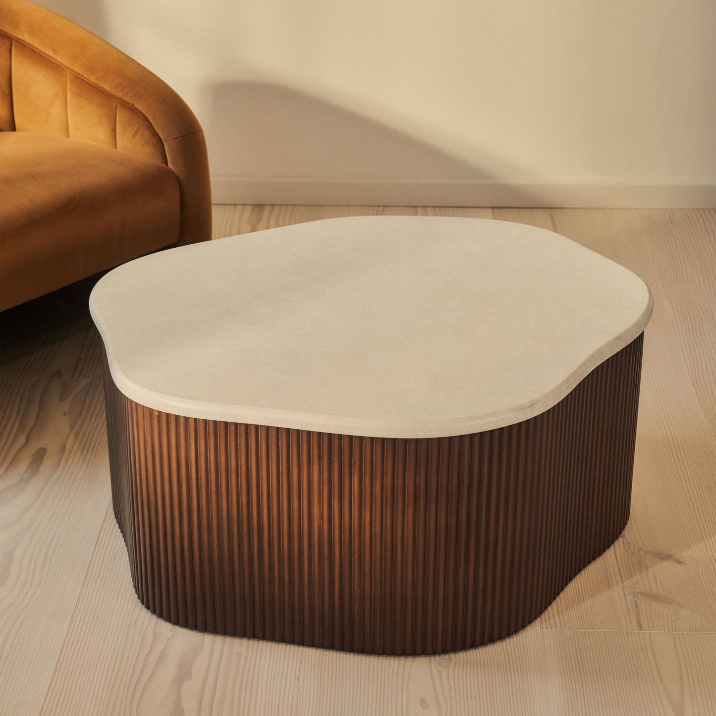 Cove - Table basse irrégulière nervurée en bois foncé
