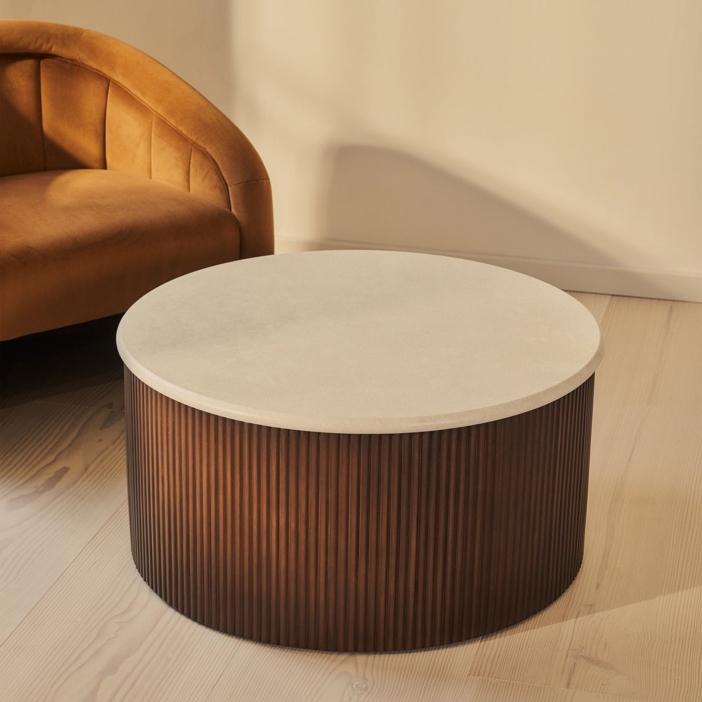 Cove - Table basse ronde nervurée en bois foncé