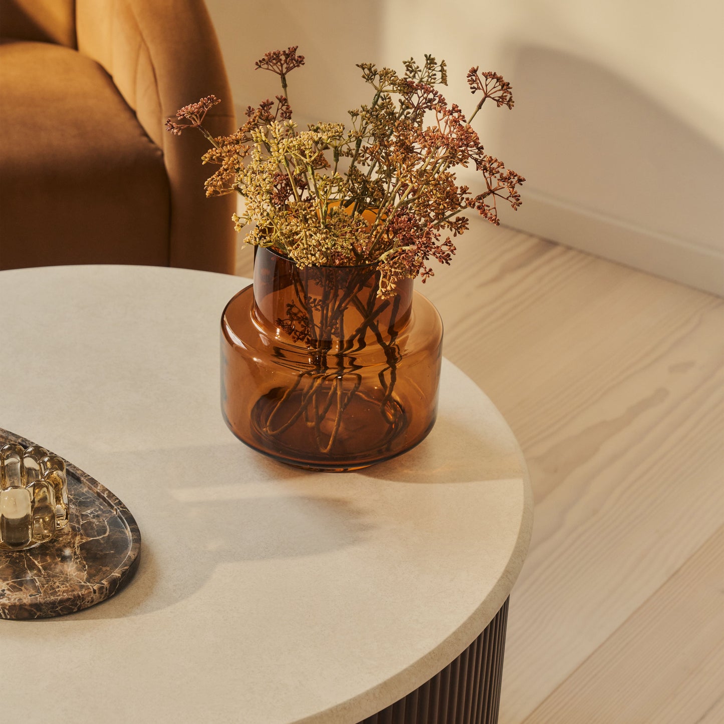 Cove - Table basse ronde nervurée en bois foncé