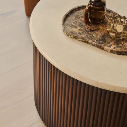 Cove - Table basse ronde nervurée en bois foncé