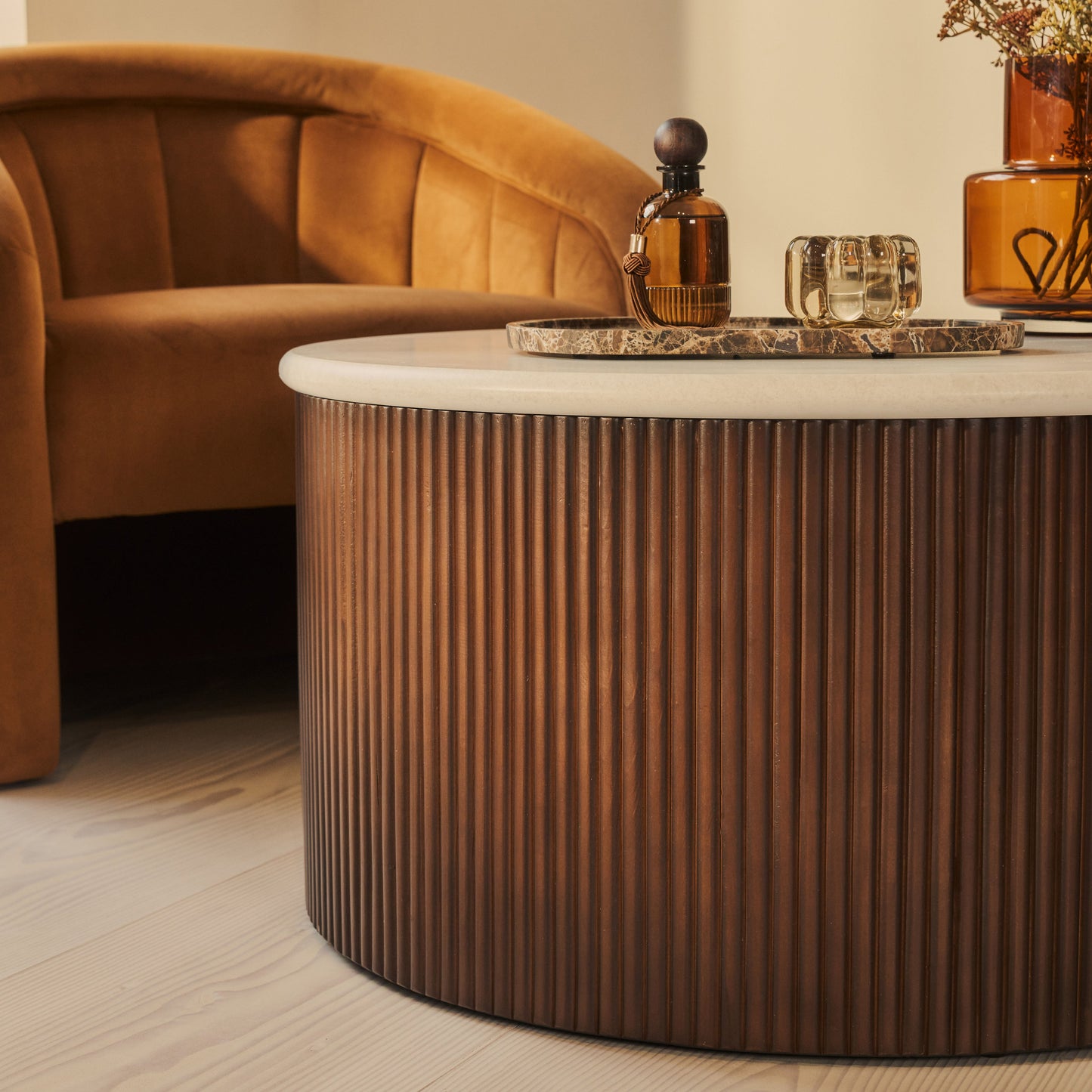 Cove - Table basse ronde nervurée en bois foncé