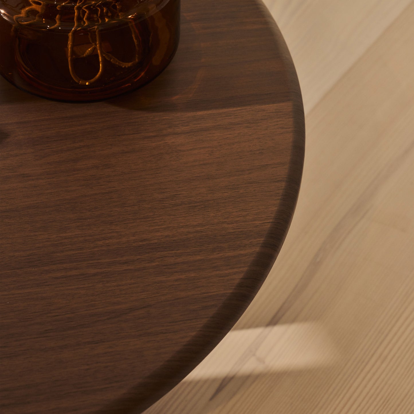 Alina - Grande table basse ronde en bois foncé