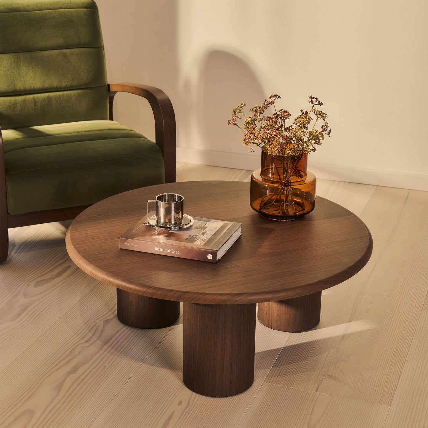 Alina - Grande table basse ronde en bois foncé