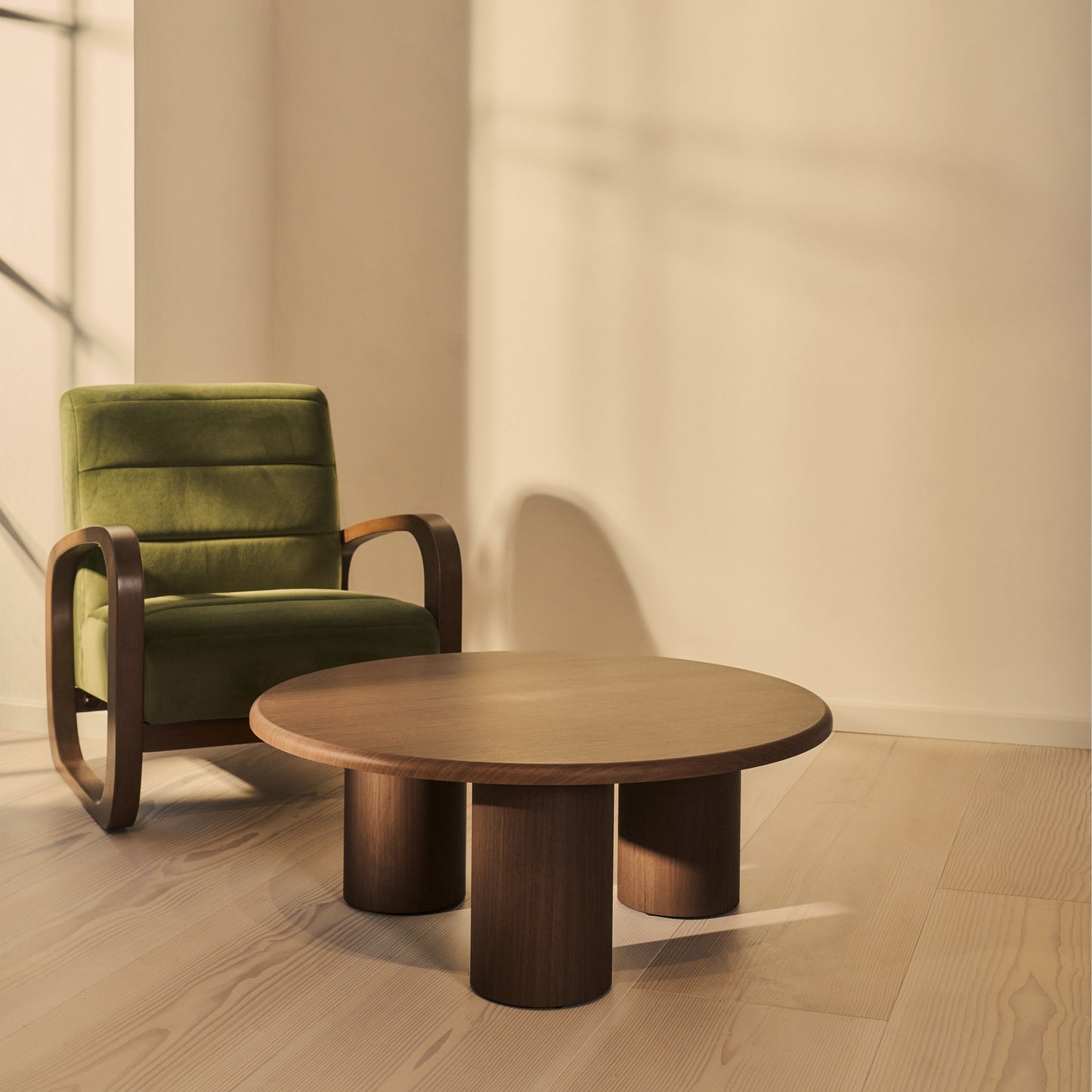 Alina - Grande table basse ronde en bois foncé