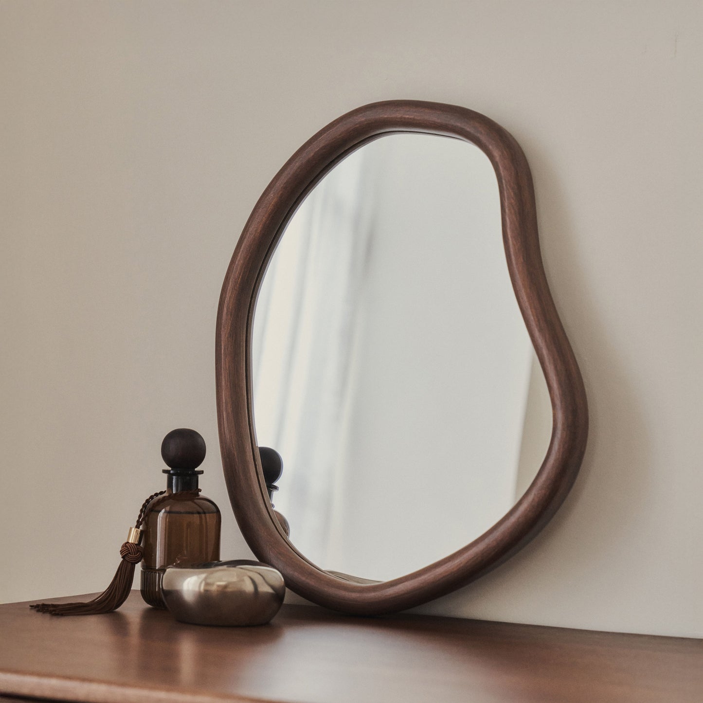 Aaliyah - Miroir mural irrégulier en bois foncé 42 cm x 35 cm