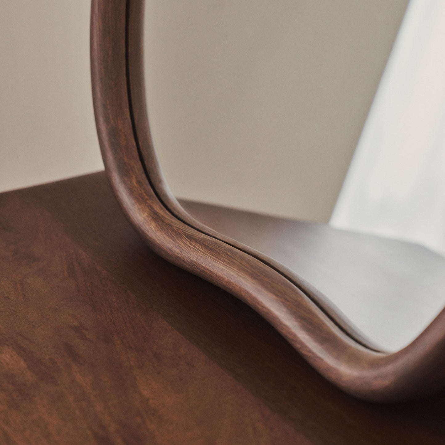 Aaliyah - Miroir mural irrégulier en bois foncé 42 cm x 35 cm
