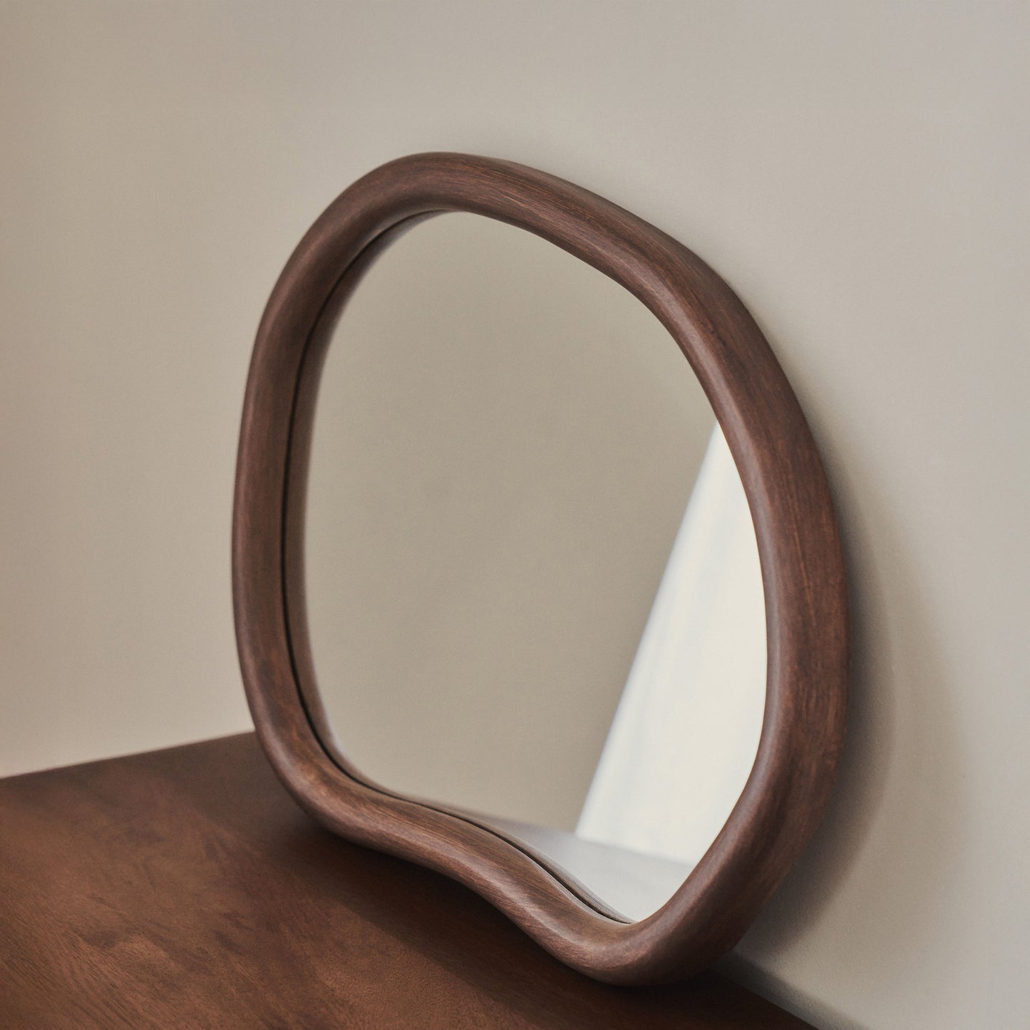 Aaliyah - Miroir mural irrégulier en bois foncé 42 cm x 35 cm