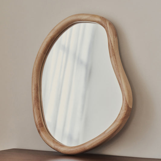 Aaliyah - Miroir mural irrégulier en bois clair 42 cm x 35 cm