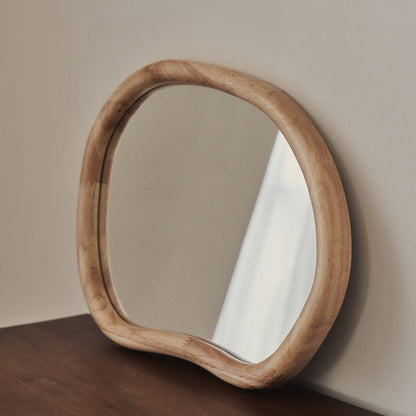 Aaliyah - Miroir mural irrégulier en bois clair 42 cm x 35 cm