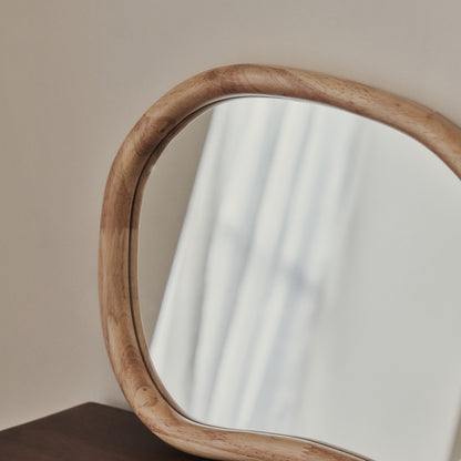 Aaliyah - Miroir mural irrégulier en bois clair 42 cm x 35 cm