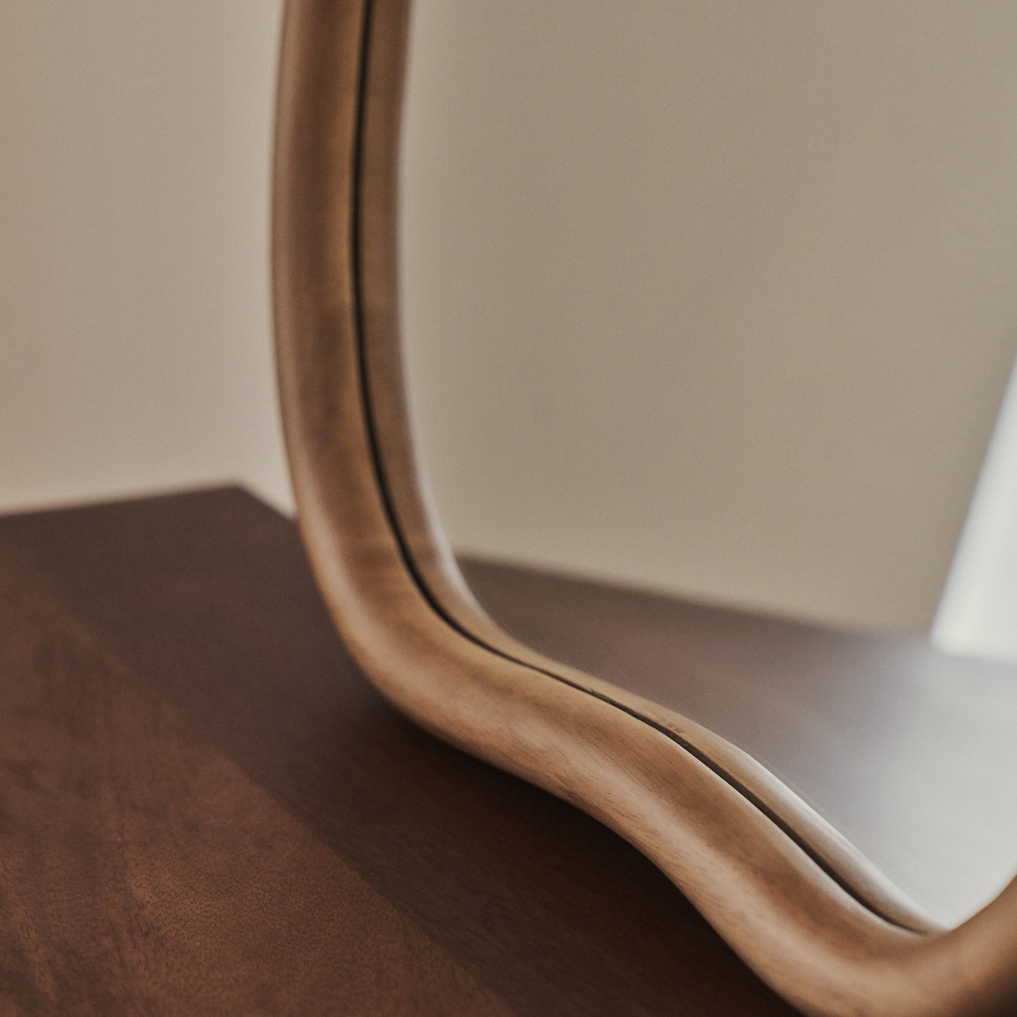Aaliyah - Miroir Mural Irrégulier Bois Chaud 42cm x 35cm
