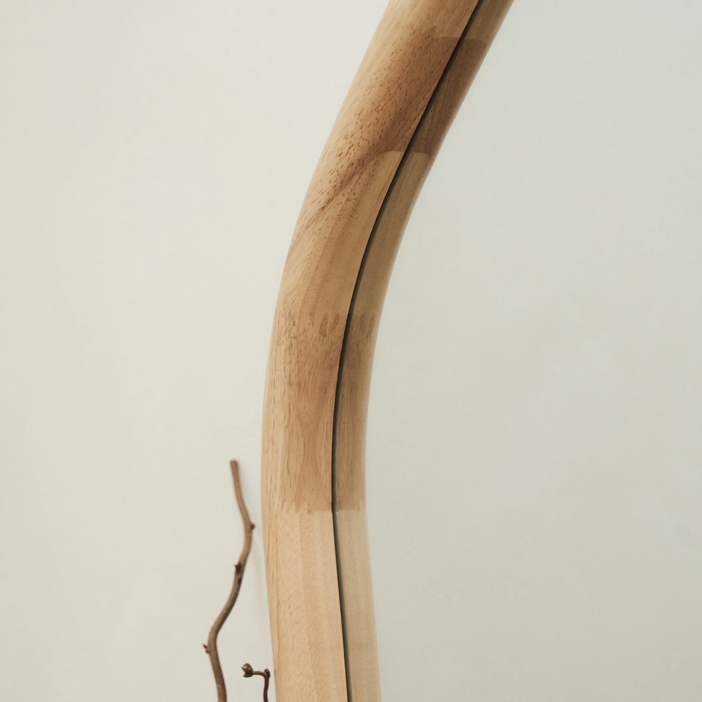 Aaliyah - Miroir irrégulier extra grand pleine longueur en bois clair 180 cm x 110 cm