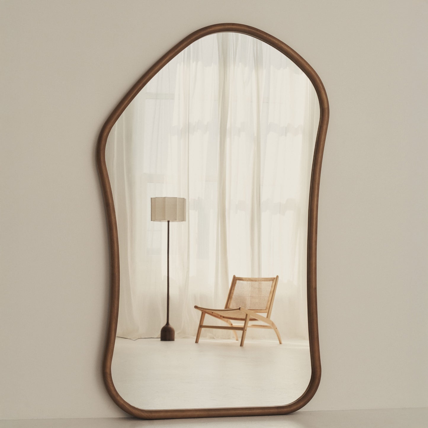 Aaliyah - Miroir irrégulier en bois chaud extra grand pleine longueur 180cm x 110cm