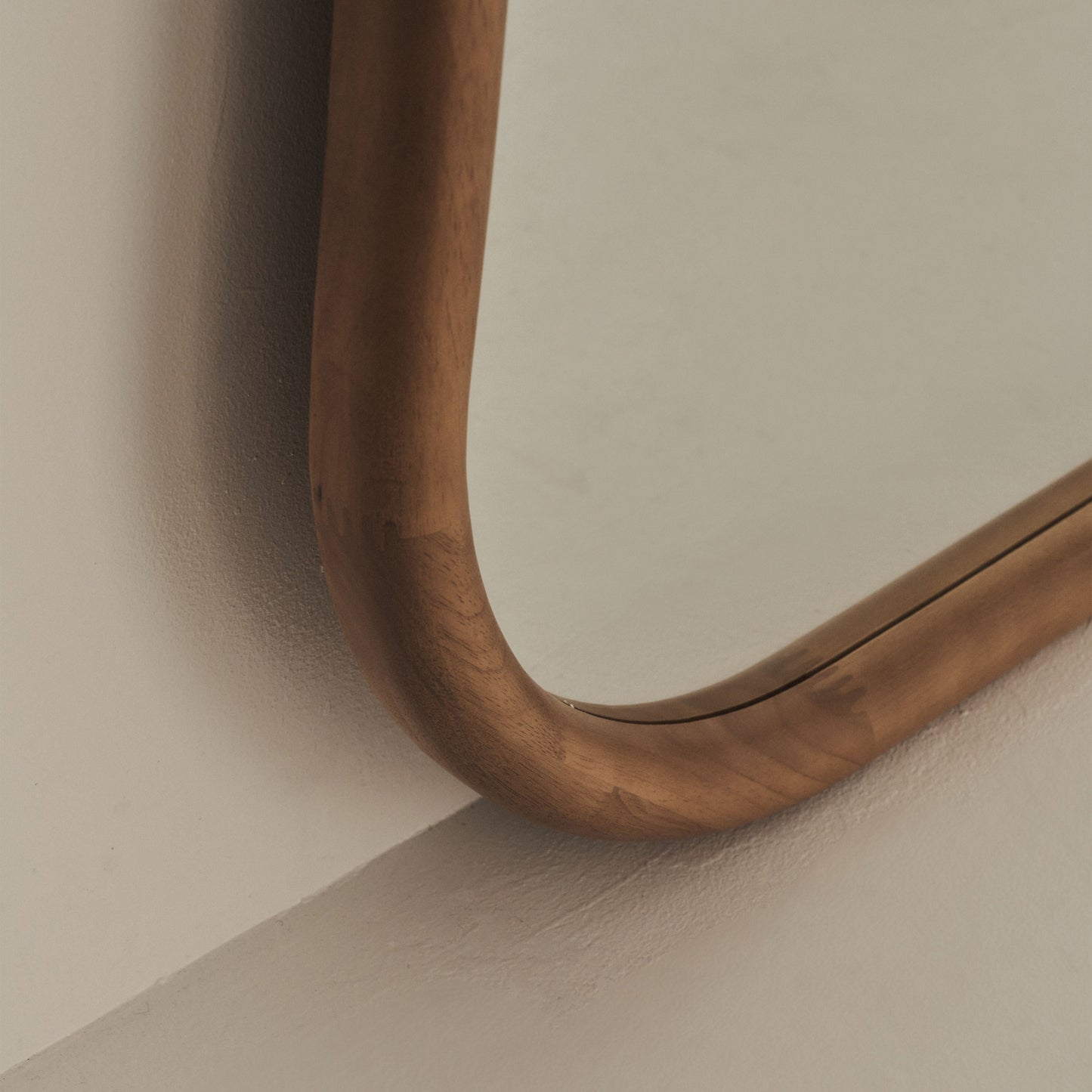 Aaliyah - Miroir irrégulier en bois chaud pleine longueur 180cm x 80cm