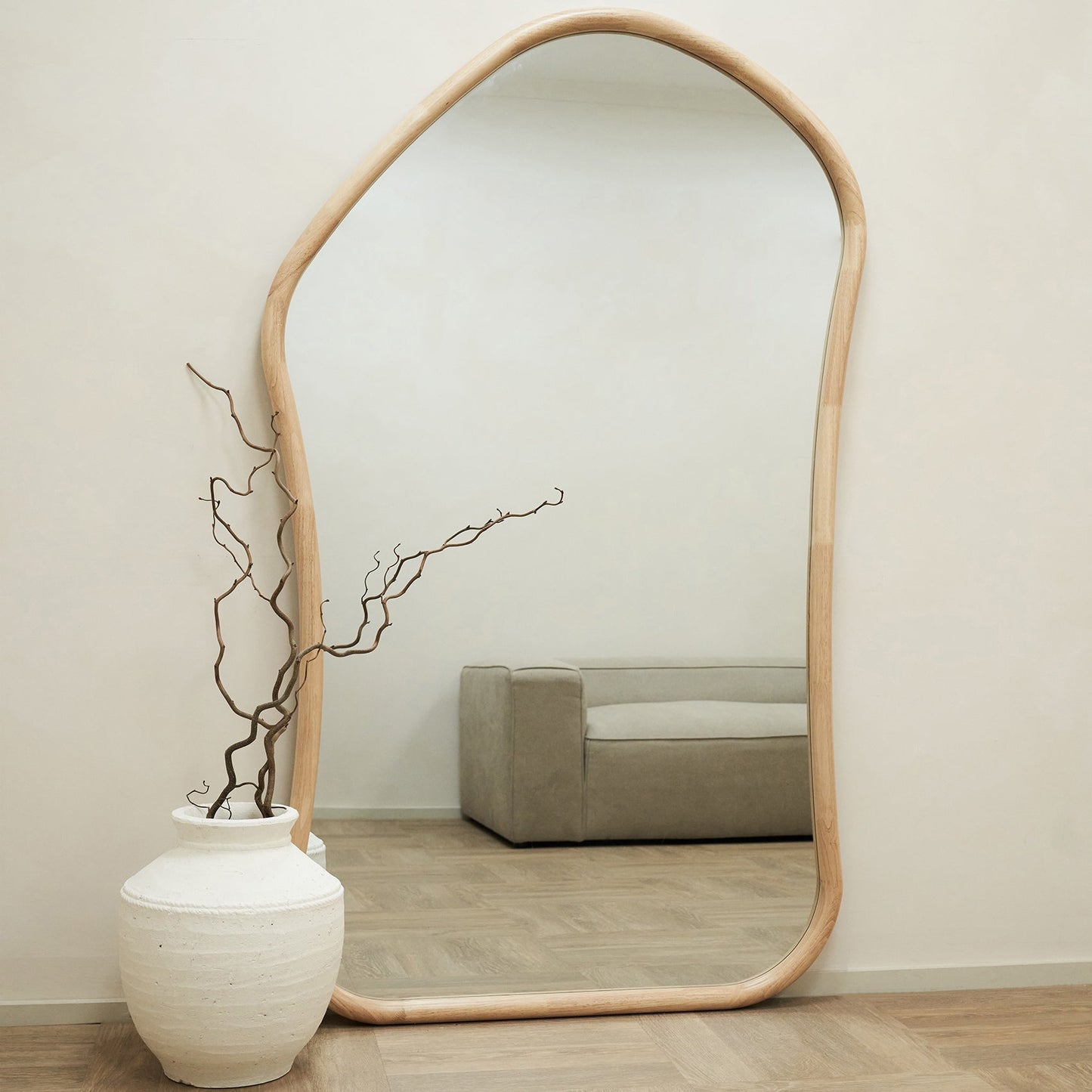 Aaliyah - Miroir irrégulier extra grand pleine longueur en bois clair 180 cm x 110 cm