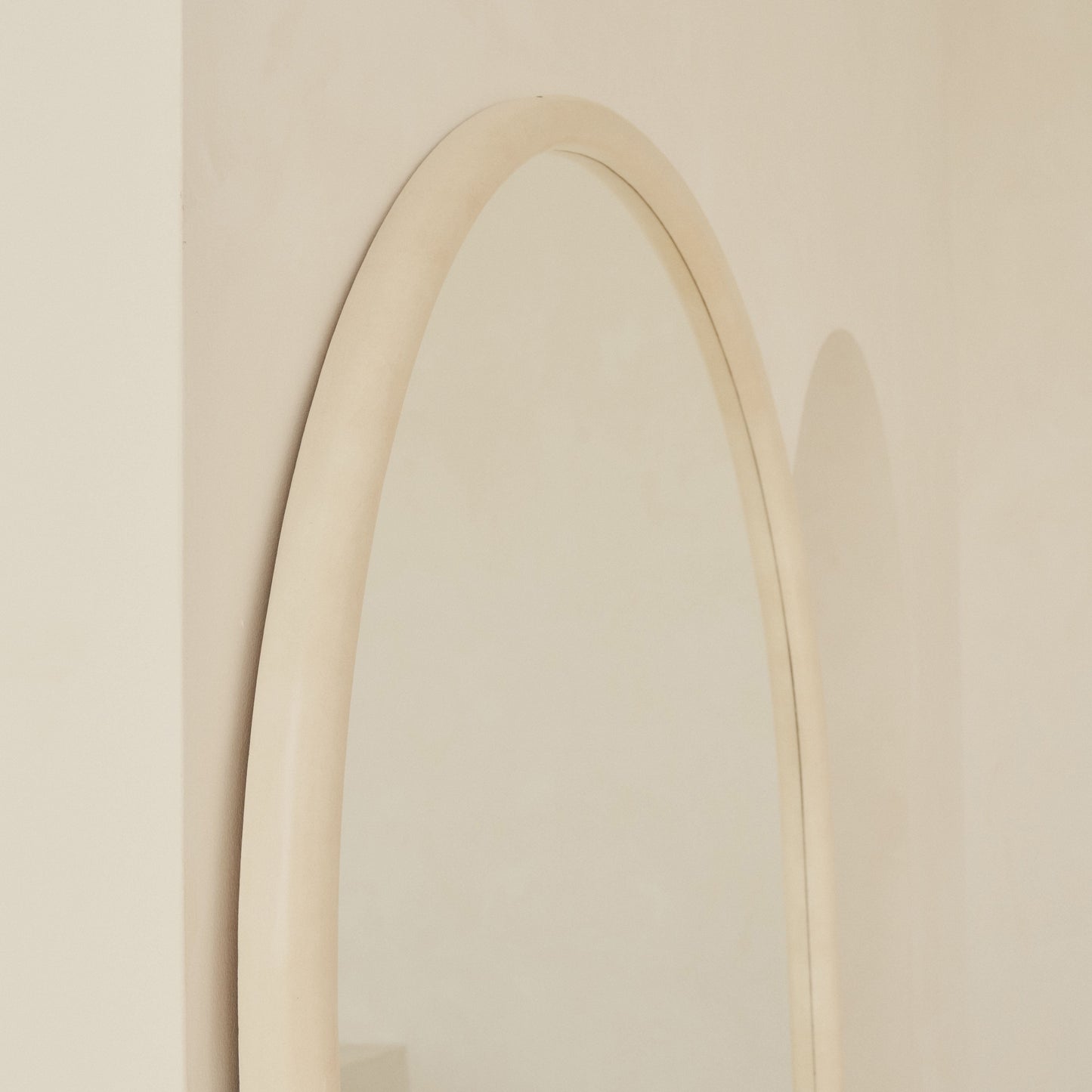 Amora - Miroir en béton arqué extra large pleine longueur 200 cm x 120 cm