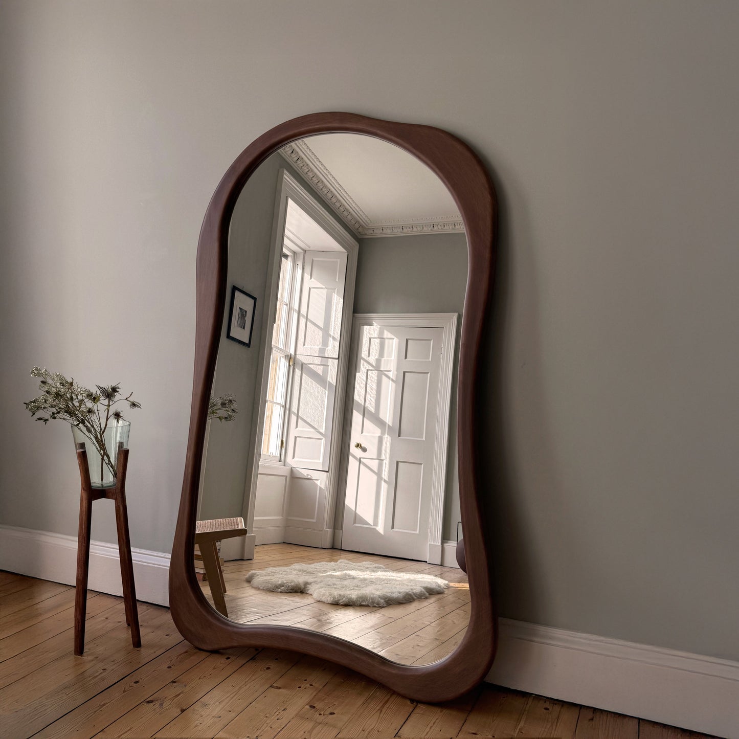 Arcurva - Miroir irrégulier extra grand pleine longueur en bois foncé 190cm x 120cm