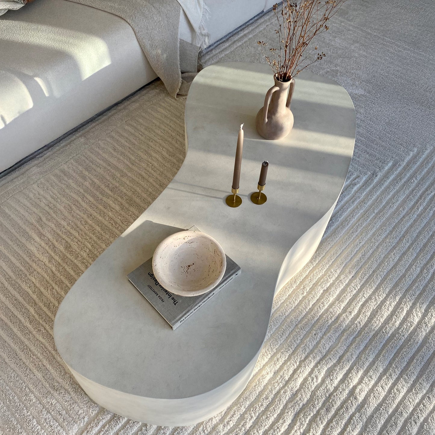Arlo - Table basse extra large irrégulière en béton