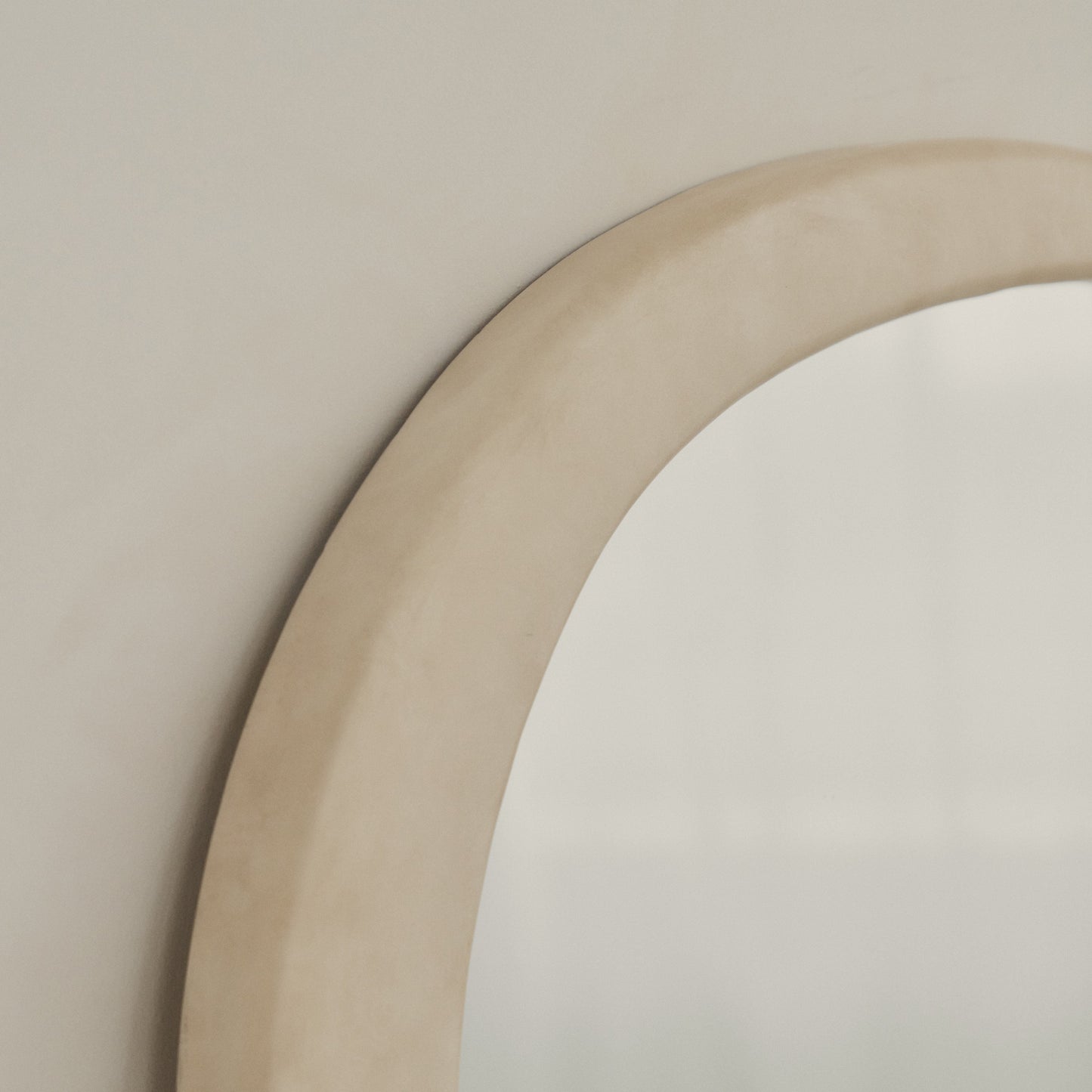 Arcurva - Grand Miroir Irrégulier en Béton pour Surcheminée 130cm x 80cm