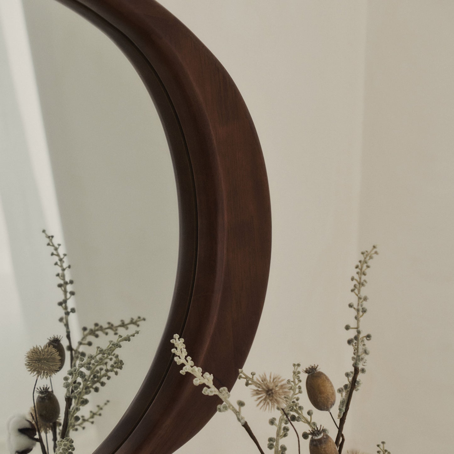 Arcurva - Grand Miroir Irrégulier à Cheminée en Bois Foncé 130cm x 80cm
