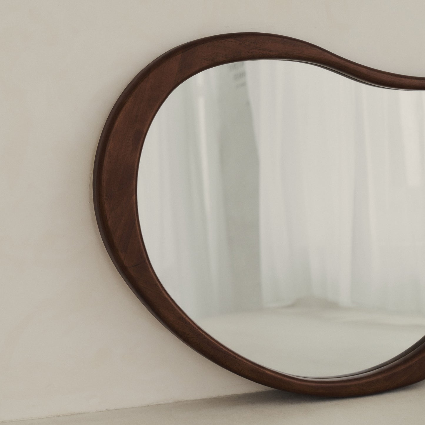 Arcurva - Grand Miroir Irrégulier à Cheminée en Bois Foncé 130cm x 80cm