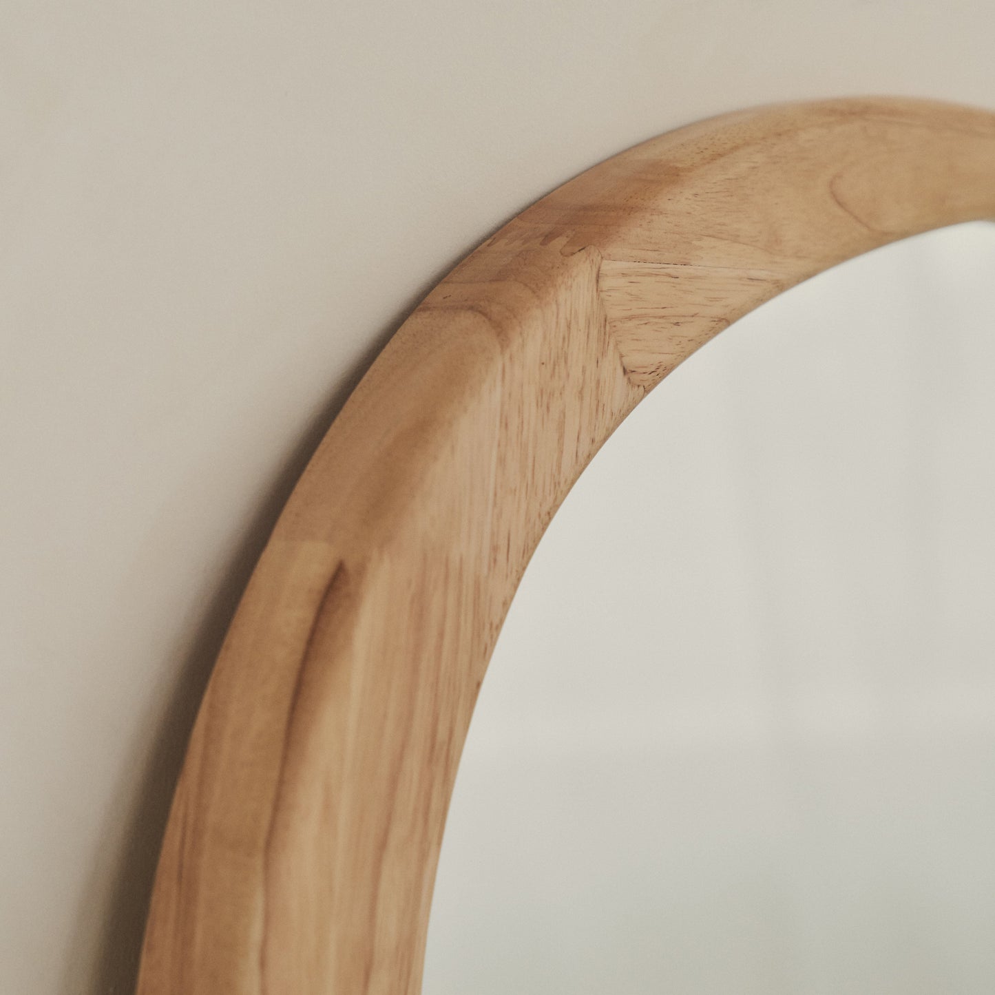 Arcurva - Grand miroir irrégulier en bois clair pour manteau de cheminée 130cm x 80cm