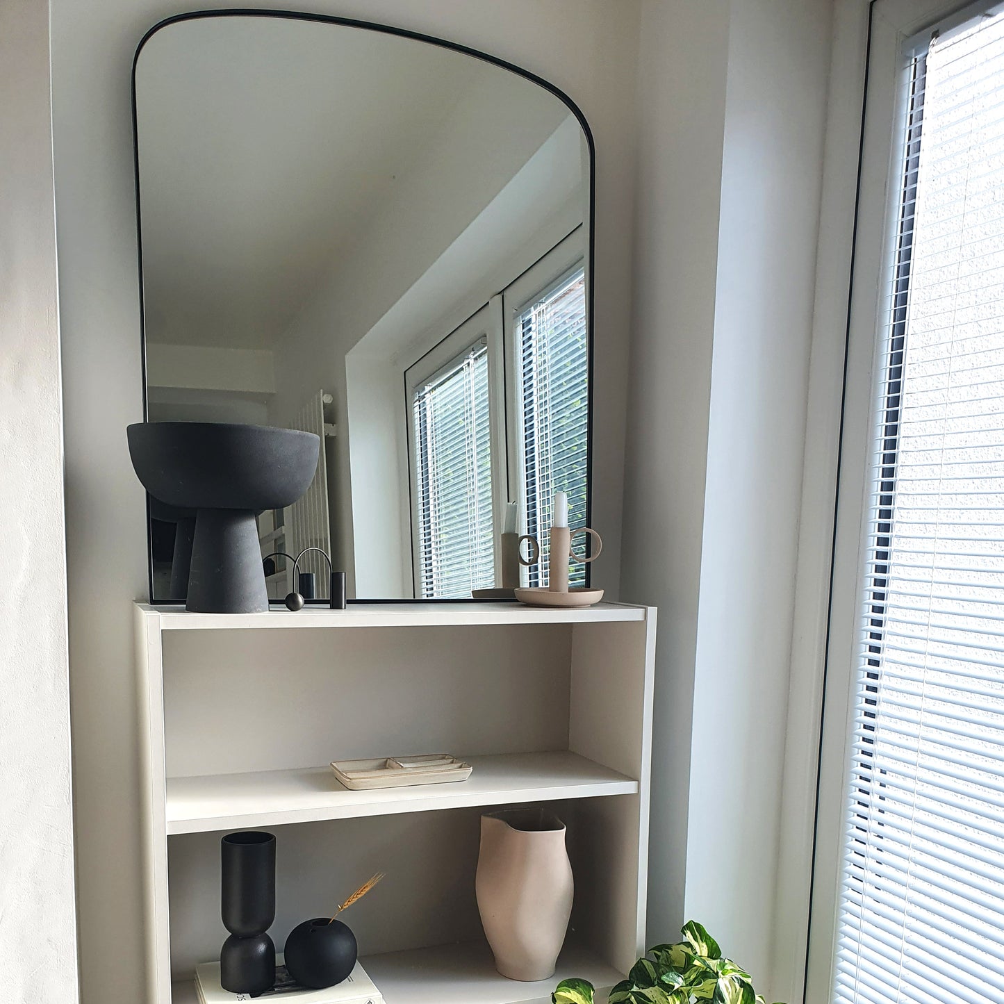 Bowness - Miroir Mural Métallique Contemporain Arqué Noir 90cm x 75cm