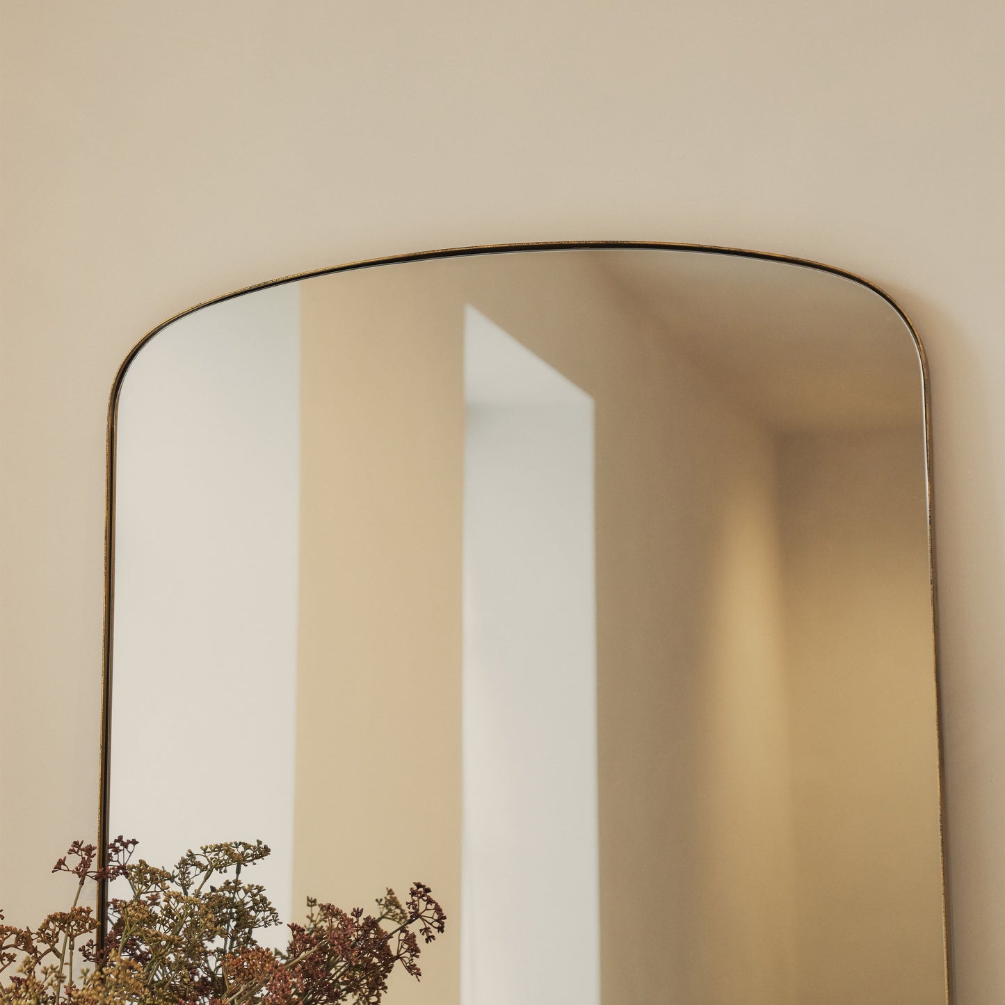 Bowness - Miroir Mural Métallique Contemporain Arqué Doré 90cm x 75cm