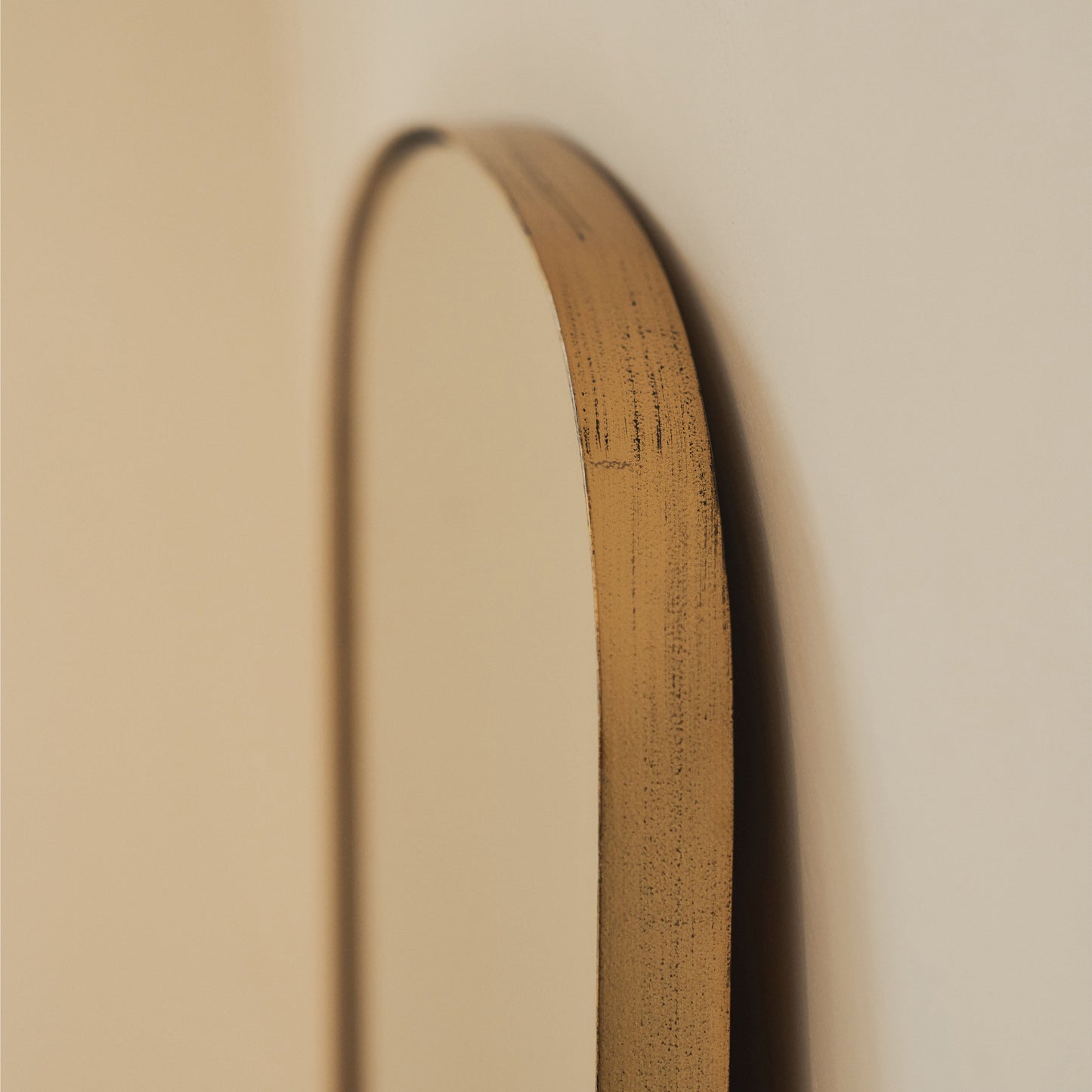 Bowness - Miroir Mural Métallique Contemporain Arqué Doré 90cm x 75cm