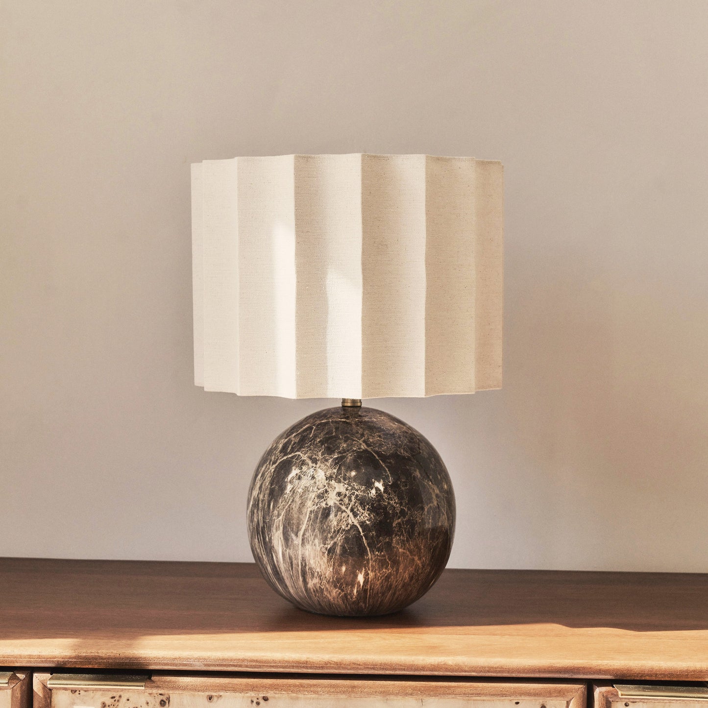 Caia - Lampe de table à abat-jour scallop Dark Emperador