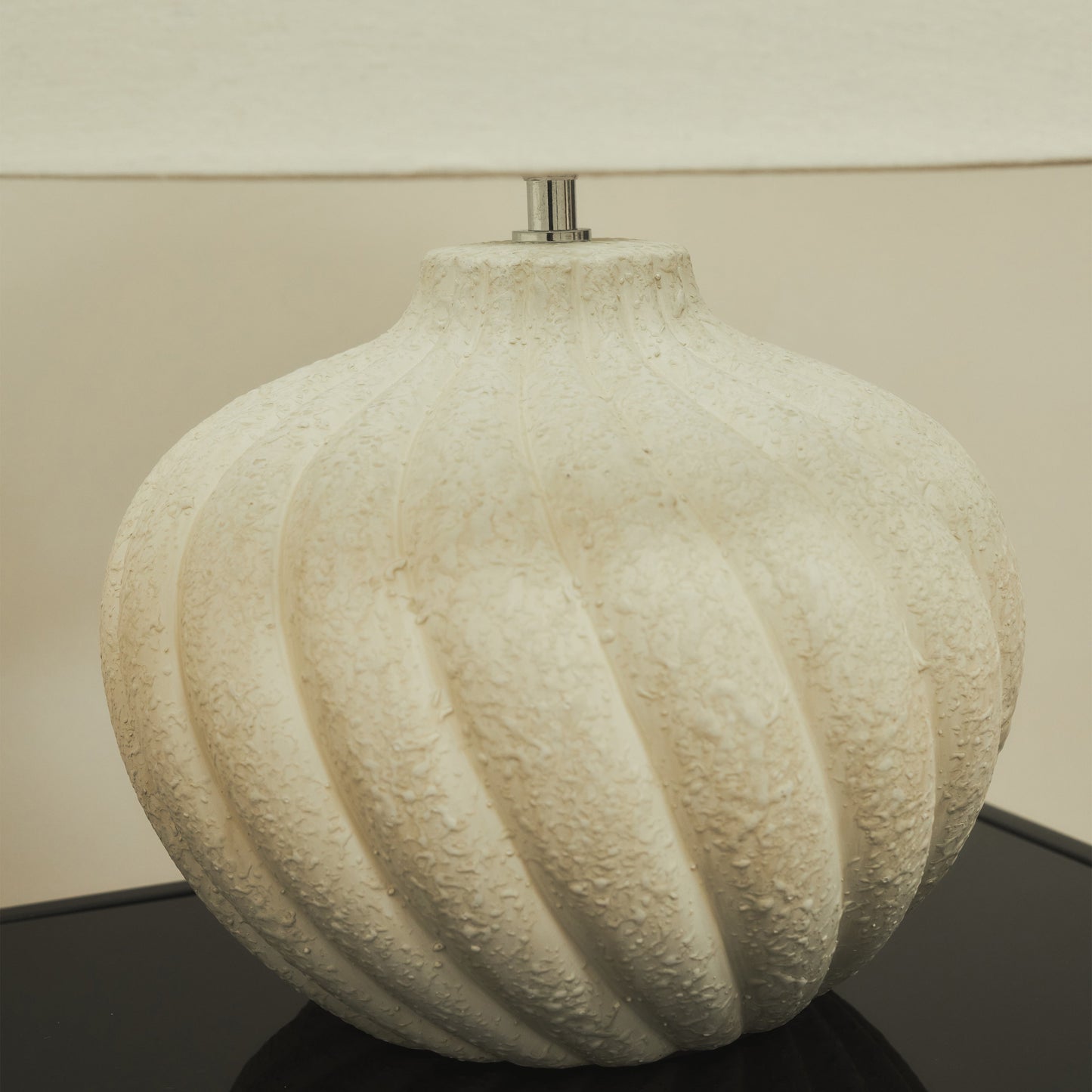 Caprera - Lampe de table avec abat-jour cylindrique en céramique texturée pierre