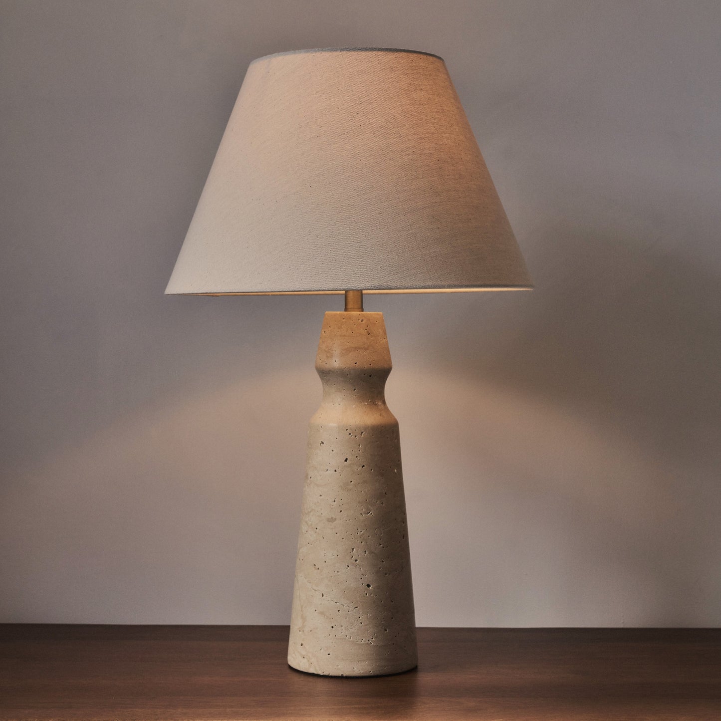 Sienna - Lampe de table à abat-jour conique en travertin