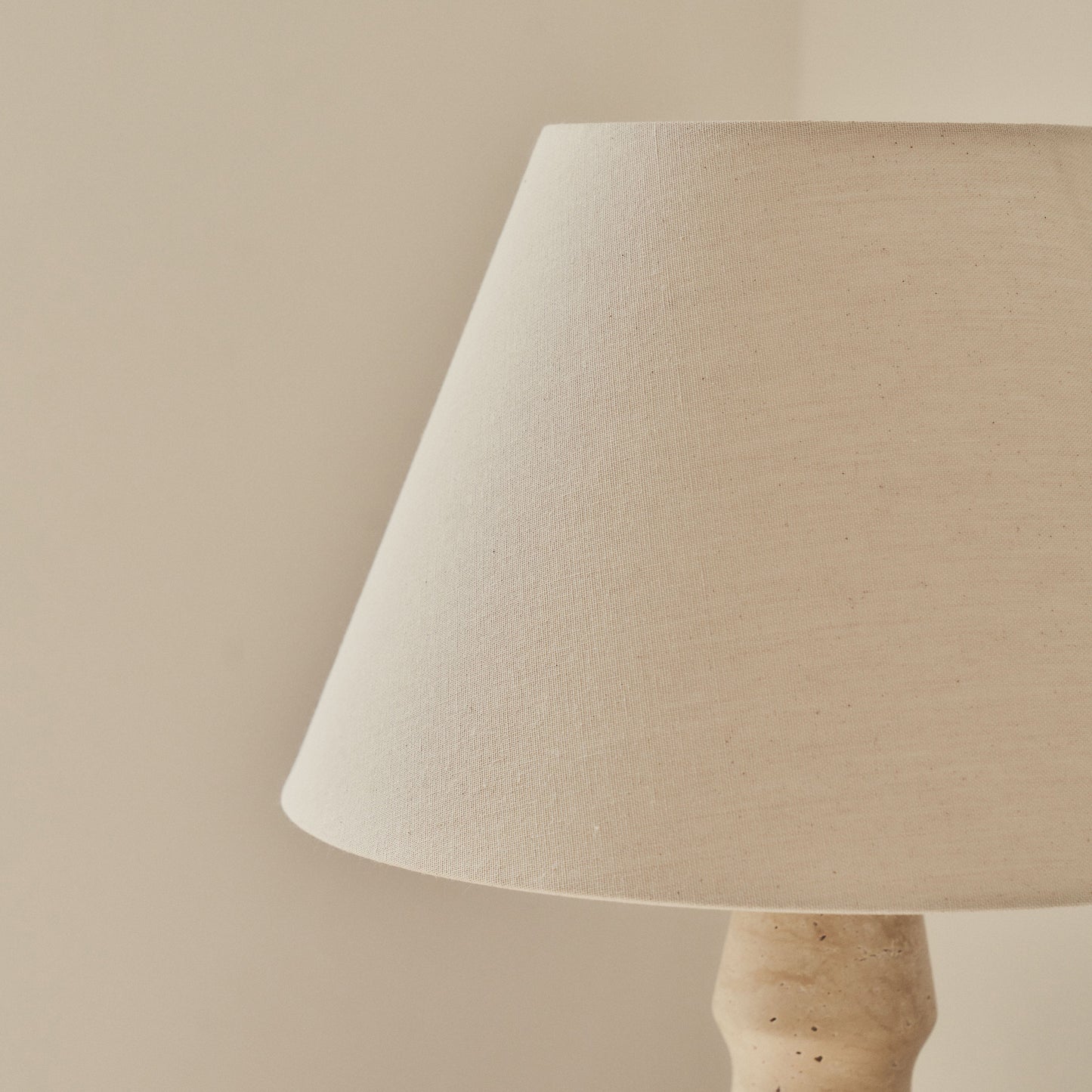Sienna - Lampe de table à abat-jour conique en travertin