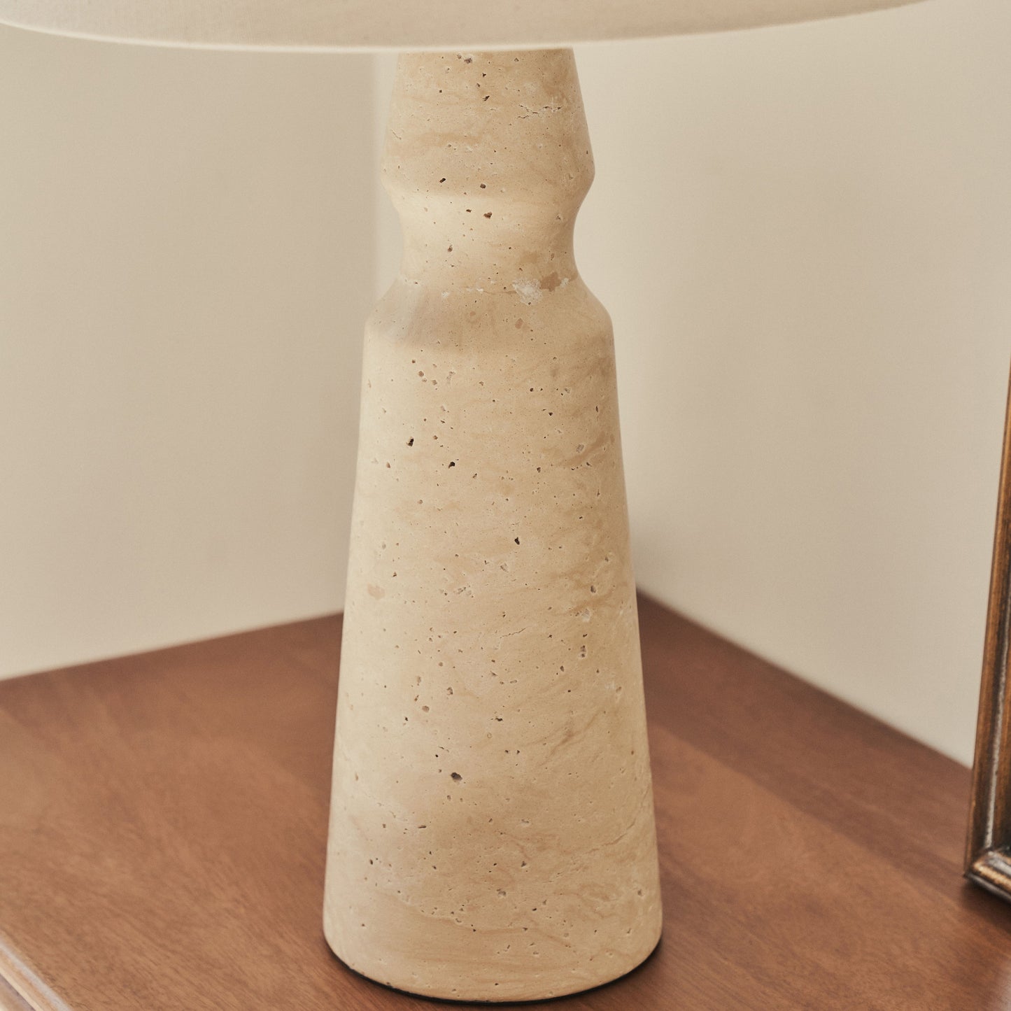 Sienna - Lampe de table à abat-jour conique en travertin