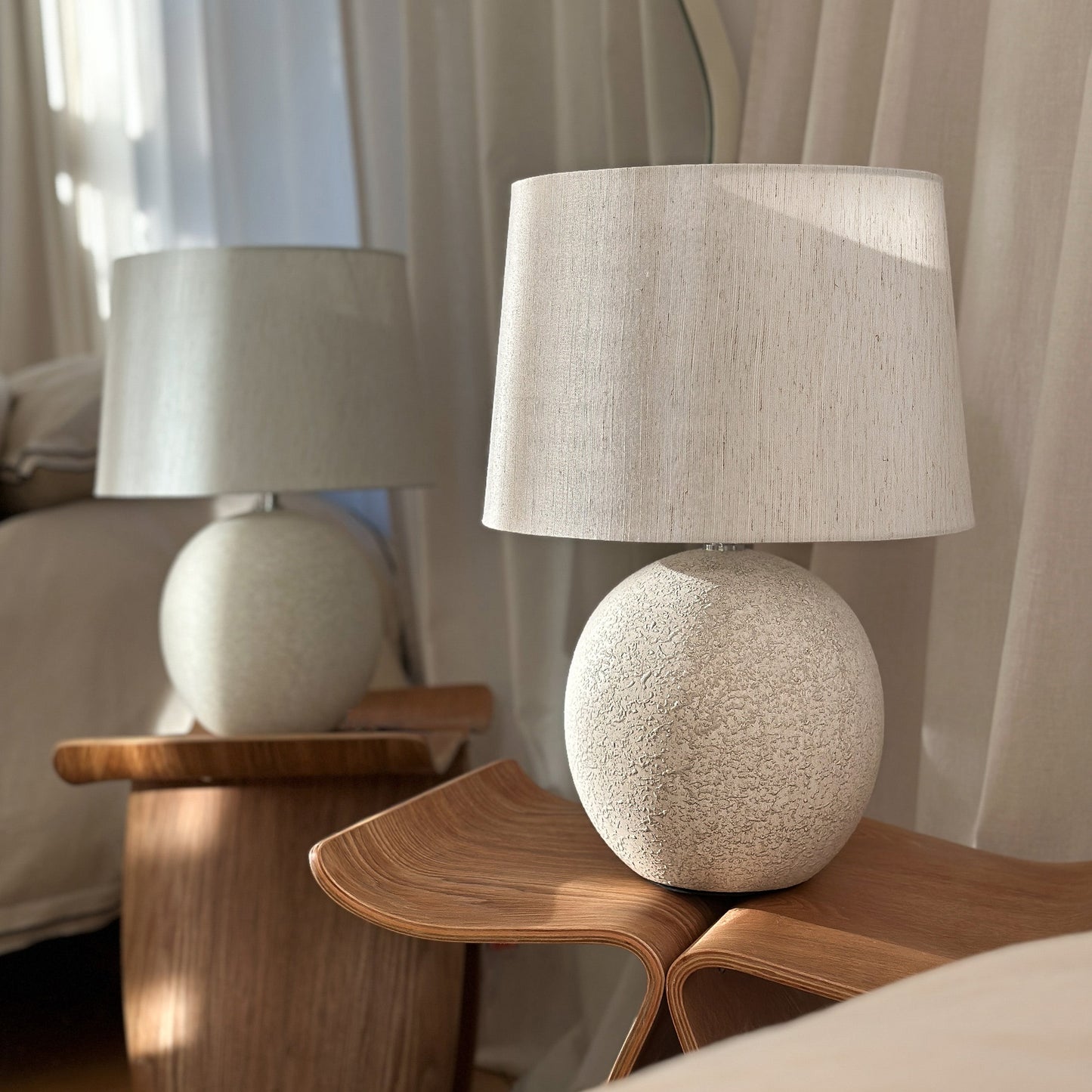 Corsica - Lampe de table avec abat-jour en céramique pierre et forme tambour