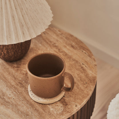 Sloane - Table d'Appoint Ronde en Travertin Beige et Bois Chaud Premium