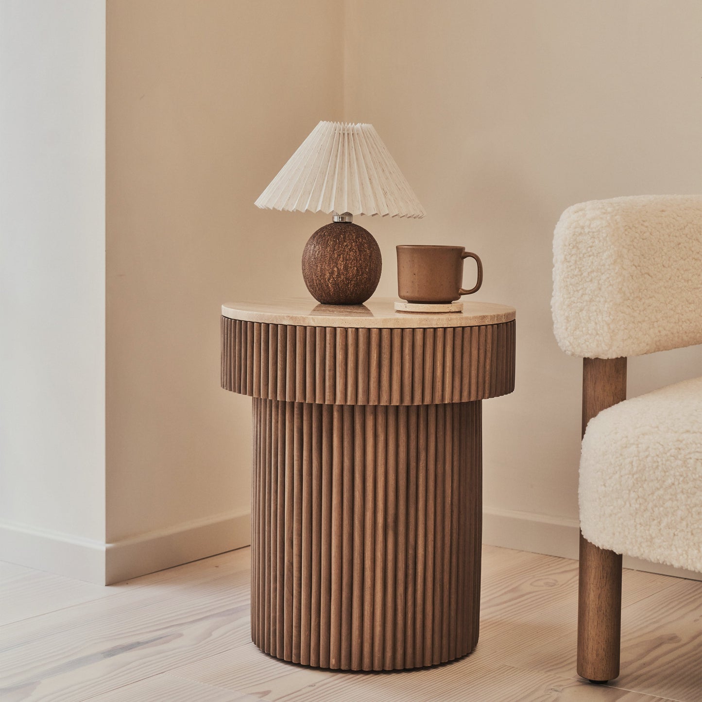 Sloane - Table d'Appoint Ronde en Travertin Beige et Bois Chaud Premium