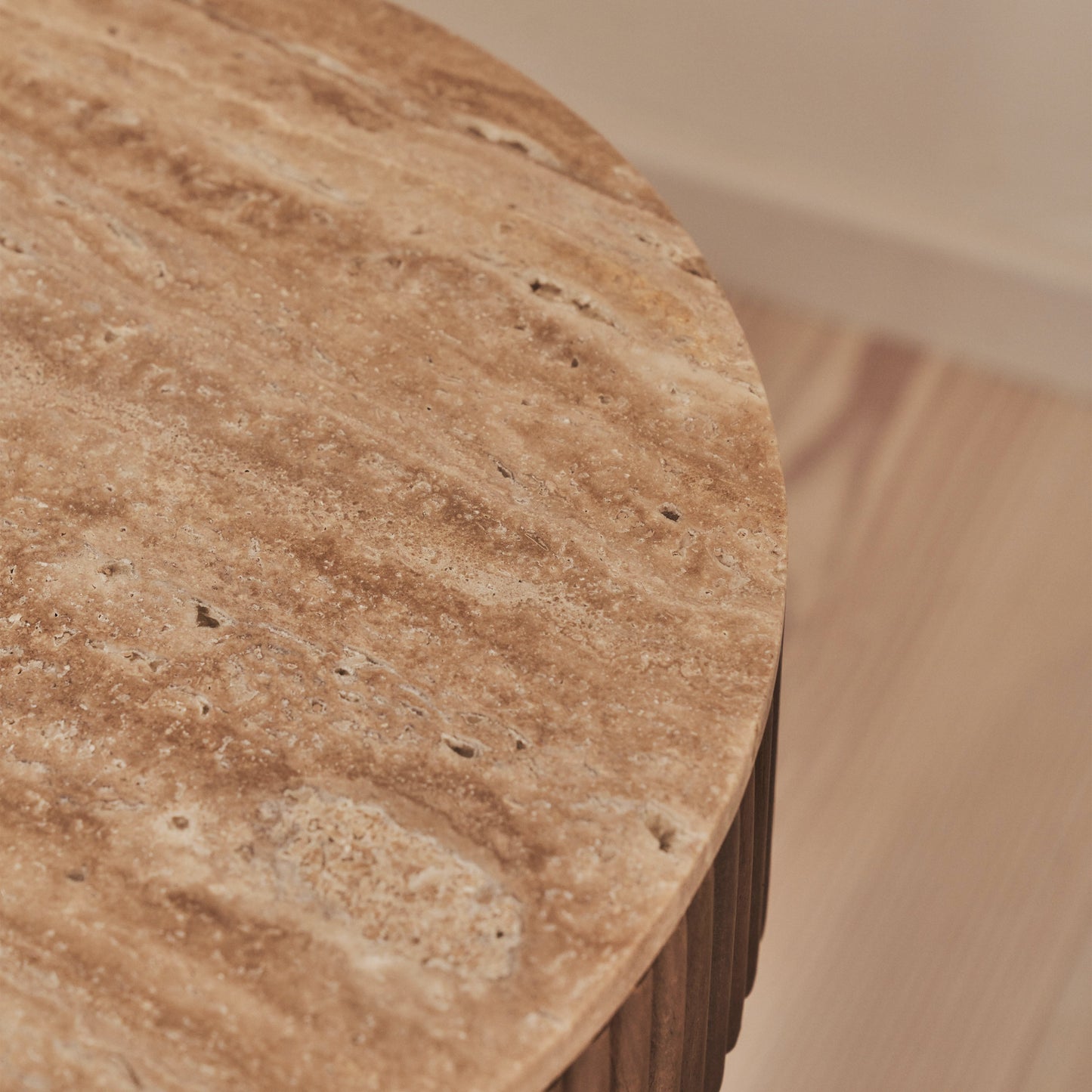 Sloane - Table d'Appoint Ronde en Travertin Beige et Bois Chaud Premium