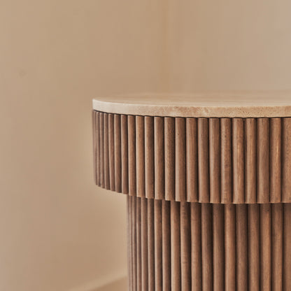 Sloane - Table d'Appoint Ronde en Travertin Beige et Bois Chaud Premium