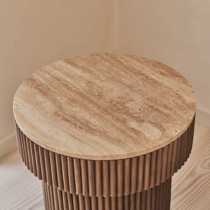 Sloane - Table d'Appoint Ronde en Travertin Beige et Bois Chaud Premium