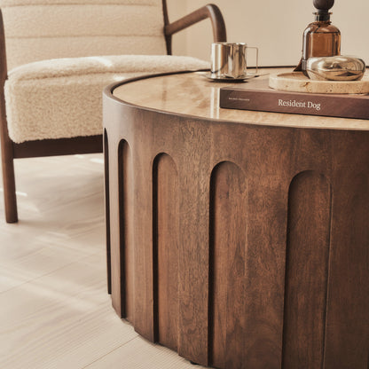 Valor - Table basse ronde premium en travertin beige et bois foncé