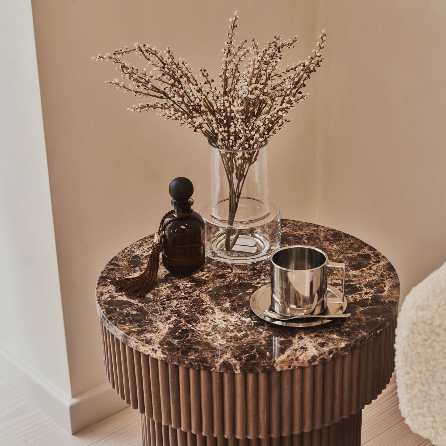 Sloane - Table d'Appoint Ronde en Marbre Dark Emperador et Bois Chaud Premium