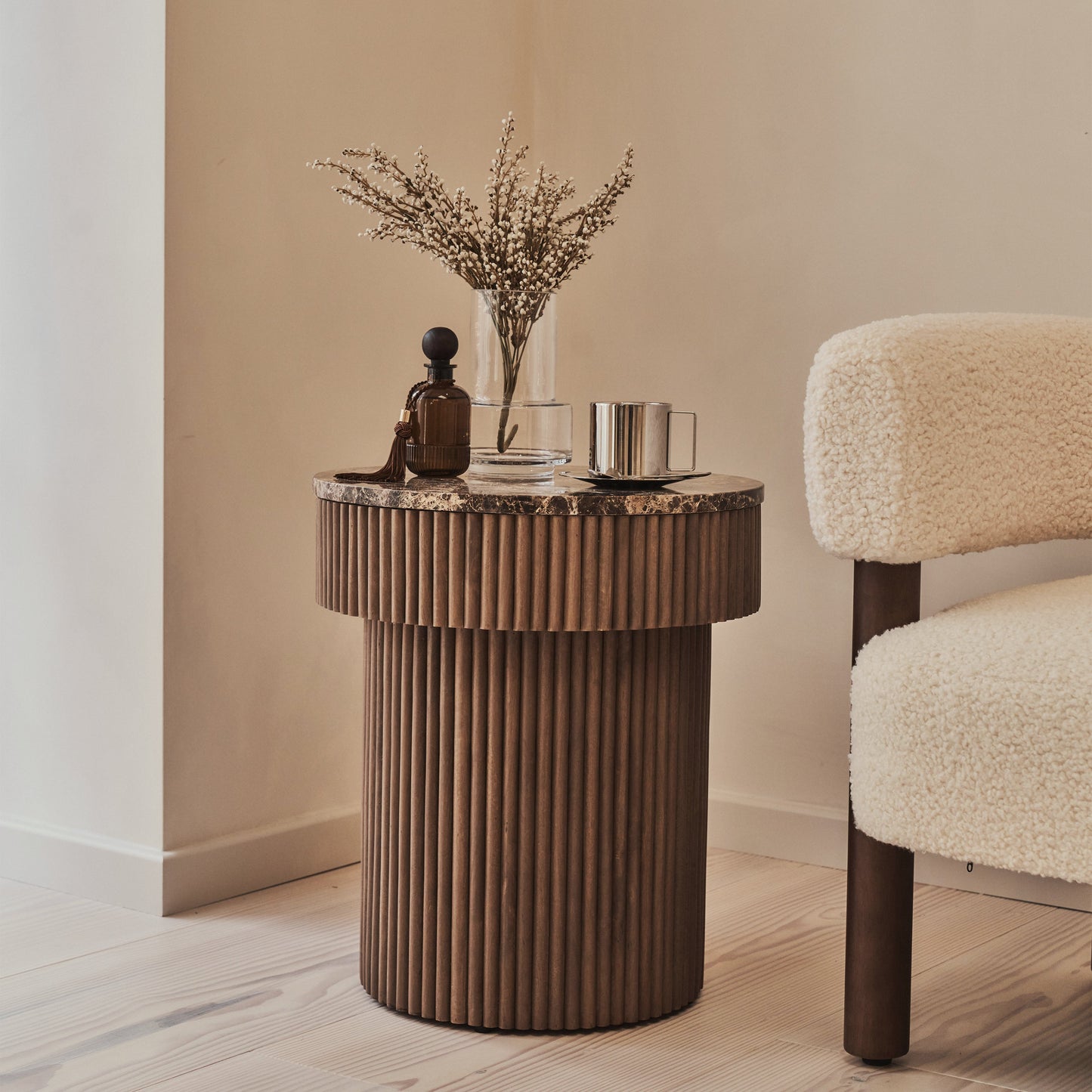 Sloane - Table d'Appoint Ronde en Marbre Dark Emperador et Bois Chaud Premium