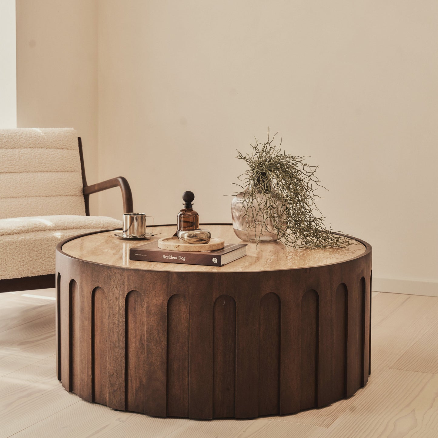 Valor - Table basse ronde premium en travertin beige et bois foncé