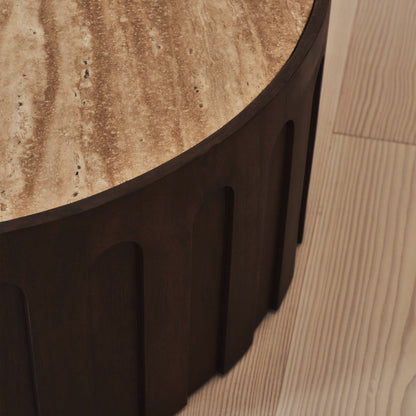 Valor - Table basse ronde premium en travertin beige et bois foncé