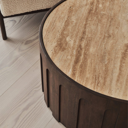 Valor - Table basse ronde premium en travertin beige et bois foncé