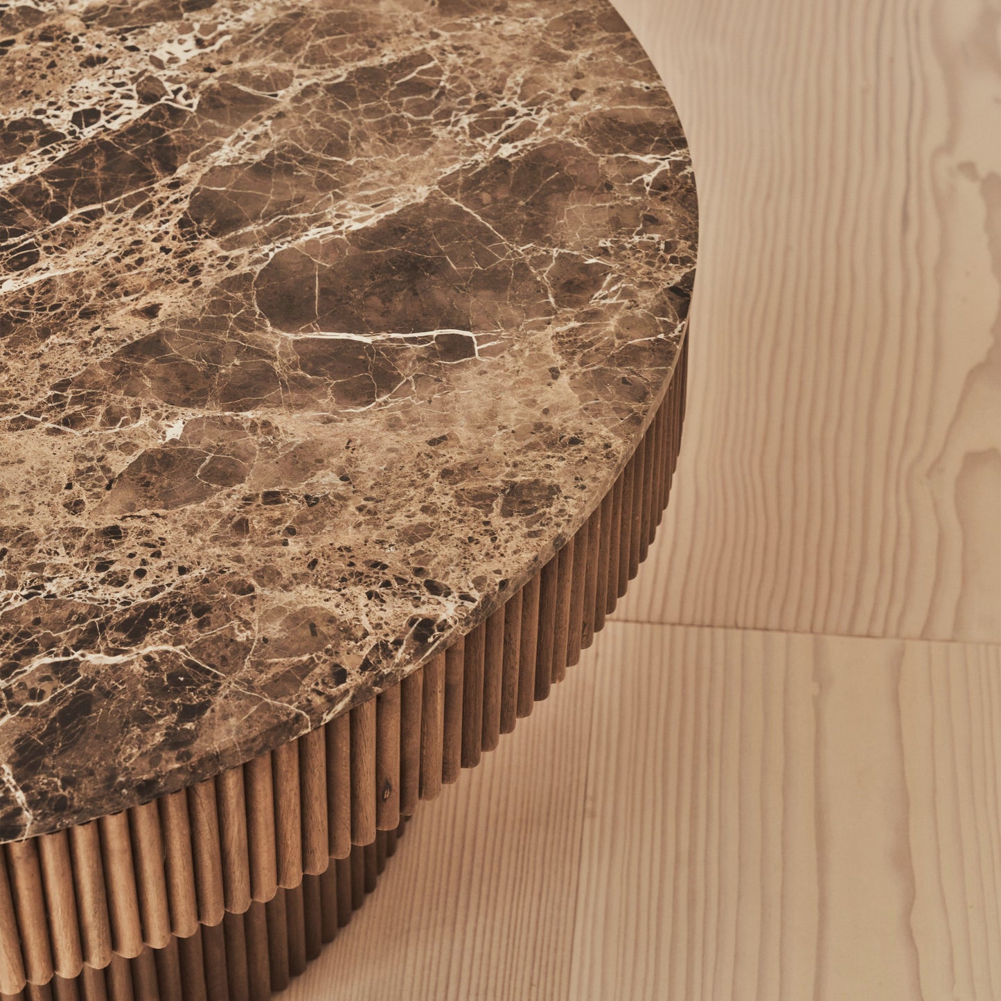 Sloane - Table basse ronde en marbre Dark Emperador et bois chaud premium