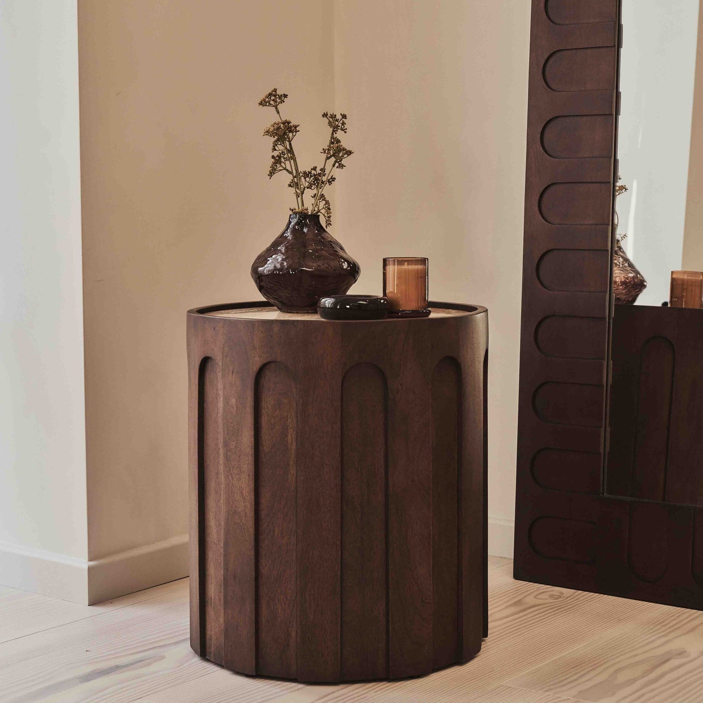Valor - Table d'Appoint Ronde en Travertin Beige et Bois Foncé Premium